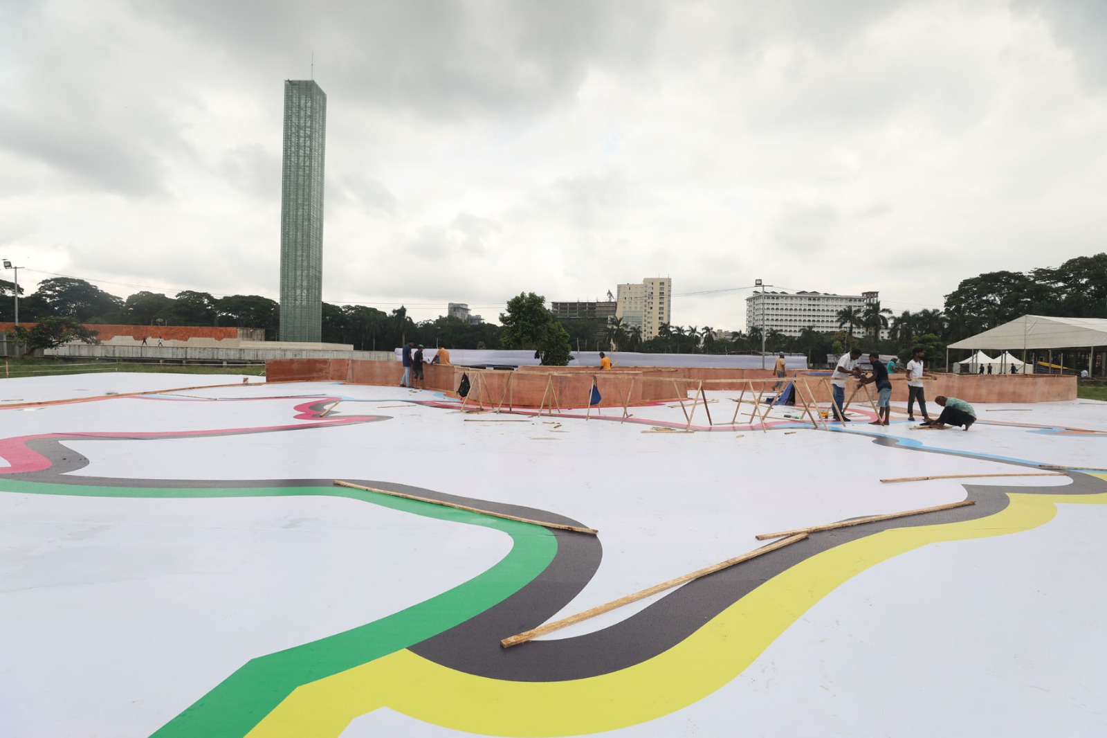 Volunteers meticulously arrange banners and set up the central area of the ‘July Jagoron’ stage in Dhaka, preparing for the upcoming four-day commemoration of the July Uprising. (Photo: A H Mintu/V7N)
